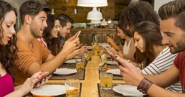 En Angleterre, le propriétaire d'un bar a construit de ses propres mains un système pour que ses clients arrêtent d'utiliser leur smartphone et sociabilisent « pour de vrai »... Une initiative qui porte ses fruits !