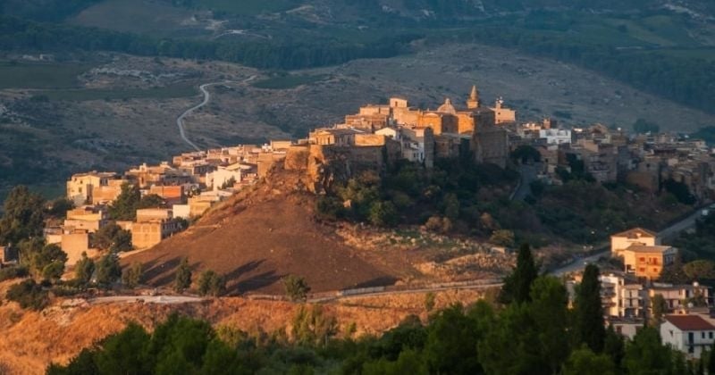 Sicile : les maisons vendues à 1 euro ont créé « une petite Amérique »