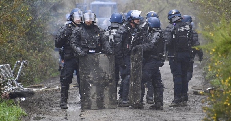 Les zadistes actuellement évacués par la gendarmerie à Notre-Dame-des-Landes, un officier blessé à l'oeil  