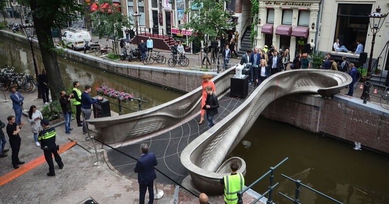 Amsterdam : le premier pont au monde imprimé en 3D métal installé dans le Quartier Rouge	