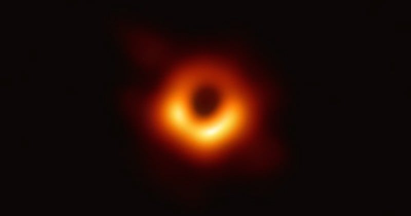 Des astronomes dévoilent la première image d'un trou noir