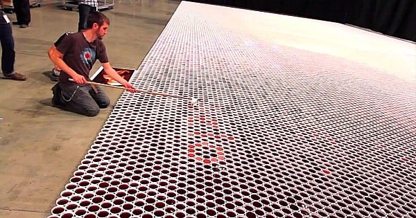 Cet artiste pose un à un 66 000 verres remplis d’eau. Et quand la caméra dézoome, le résultat est bluffant…