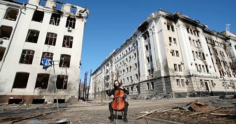 Ukraine : cette vidéo d'un violoncelliste jouant dans les rues détruites de Kharkiv est bouleversante 