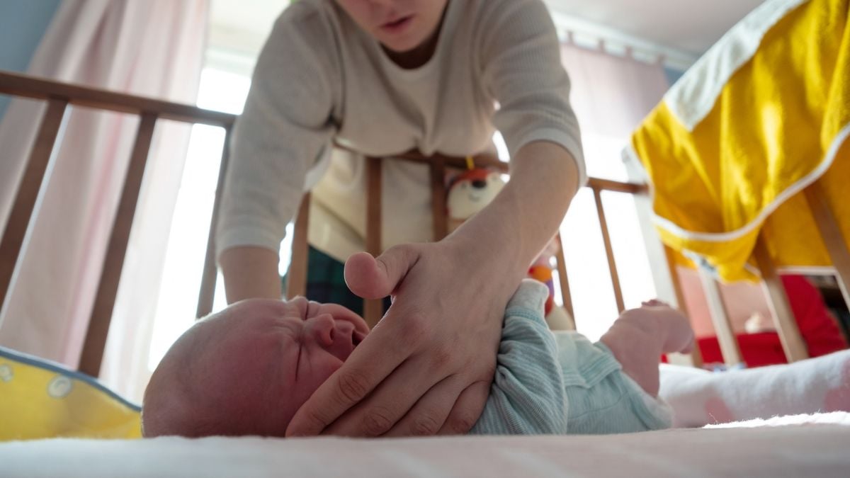 Se méfiant de la nounou, il installe des caméras dans sa maison et découvre une chose abjecte