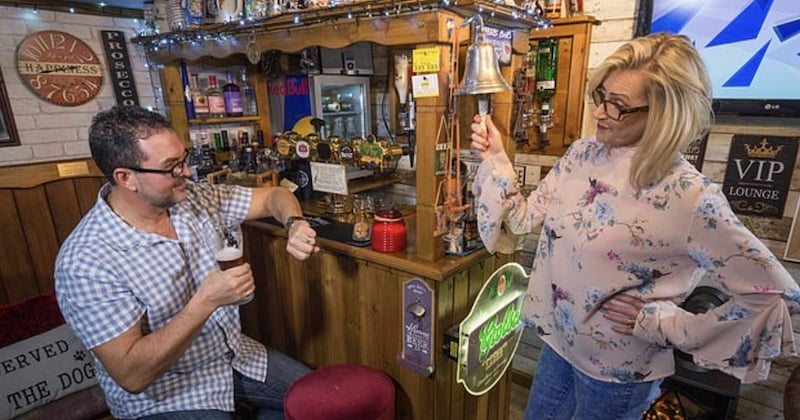 Pour 15 000 euros, elle construit un bar dans son jardin afin d'empêcher son mari de se rendre au pub du coin