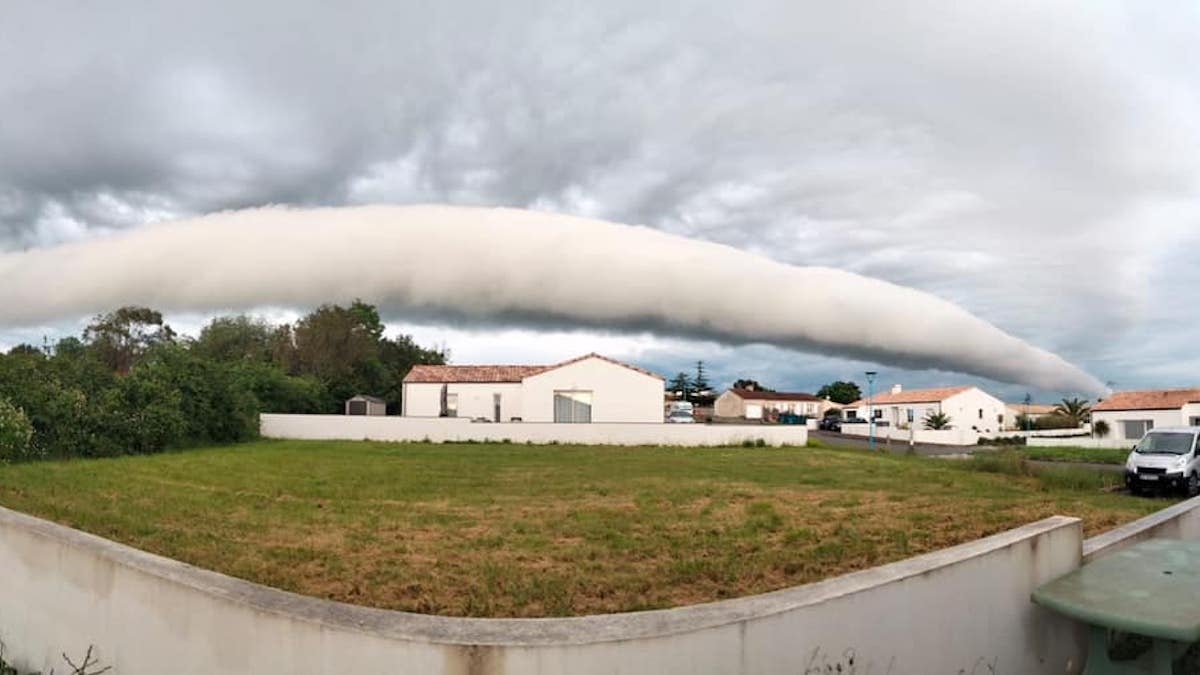 En Vendée, un sublime arcus s'est formé sous le ciel orageux