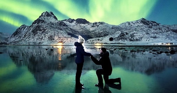 En Islande, sous les aurores boréales, il fait une merveilleuse surprise à sa copine en la demandant en mariage
