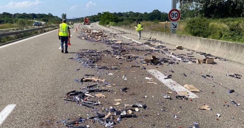 Un camion perd sa cargaison de capsules de café sur l'autoroute, les automobilistes se ruent pour en ramasser