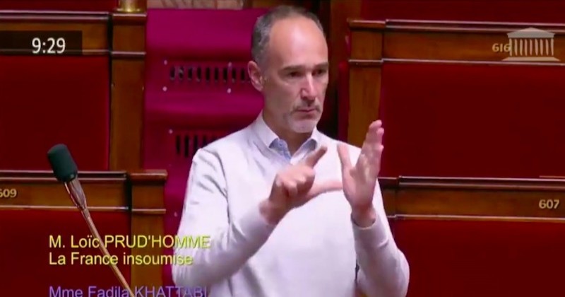 Afin d'alerter sur le sort des malentendants, un député prononce un discours en langue des signes