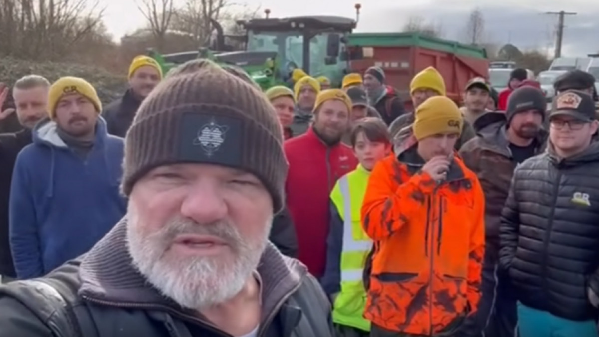 « Irrationnel » : dépité, Philippe Etchebest soutient les agriculteurs et déplore l'intervention d'une police qui « respecte les ordres »