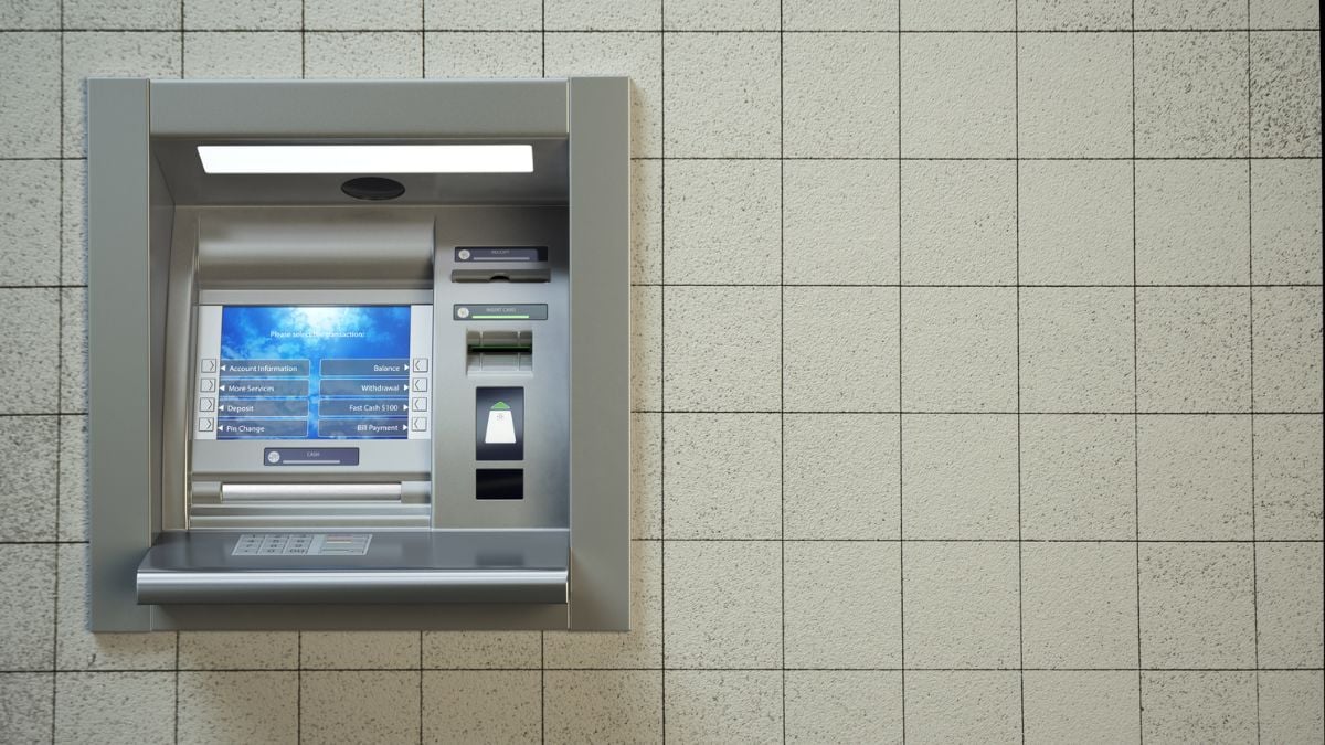 Ce distributeur donne des billets gratuitement à cause d'un bug et la banque n'y voit que du feu