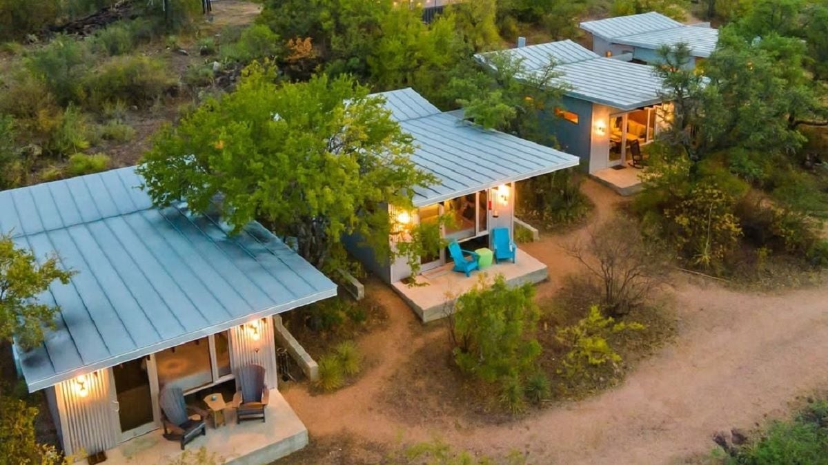 Ces amis inséparables ont construit leur propre village miniature pour passer toute leur vie ensemble