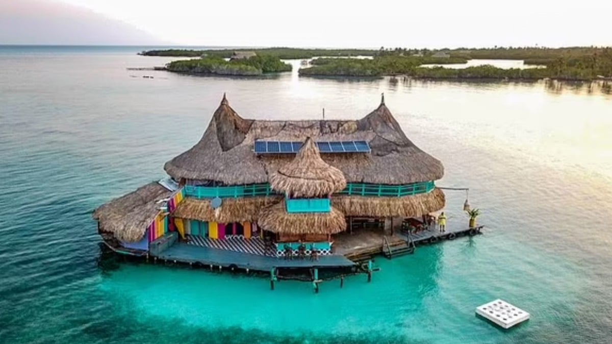 Cette auberge de jeunesse d’exception perdue au milieu de l’eau turquoise semble tout droit sortie d’une carte postale 