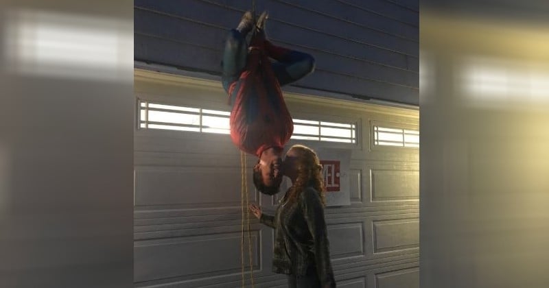 Accroché à un fil, la tête à l'envers, il recrée une scène de Spider-Man pour inviter son amoureuse au bal de promo du lycée	