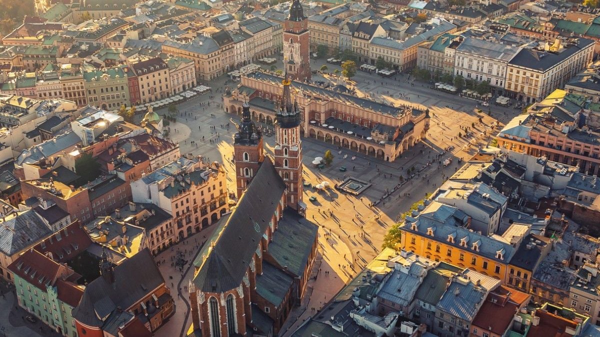 Élue « plus belle vieille ville d'Europe », cette destination abrite une densité unique de sites touristiques