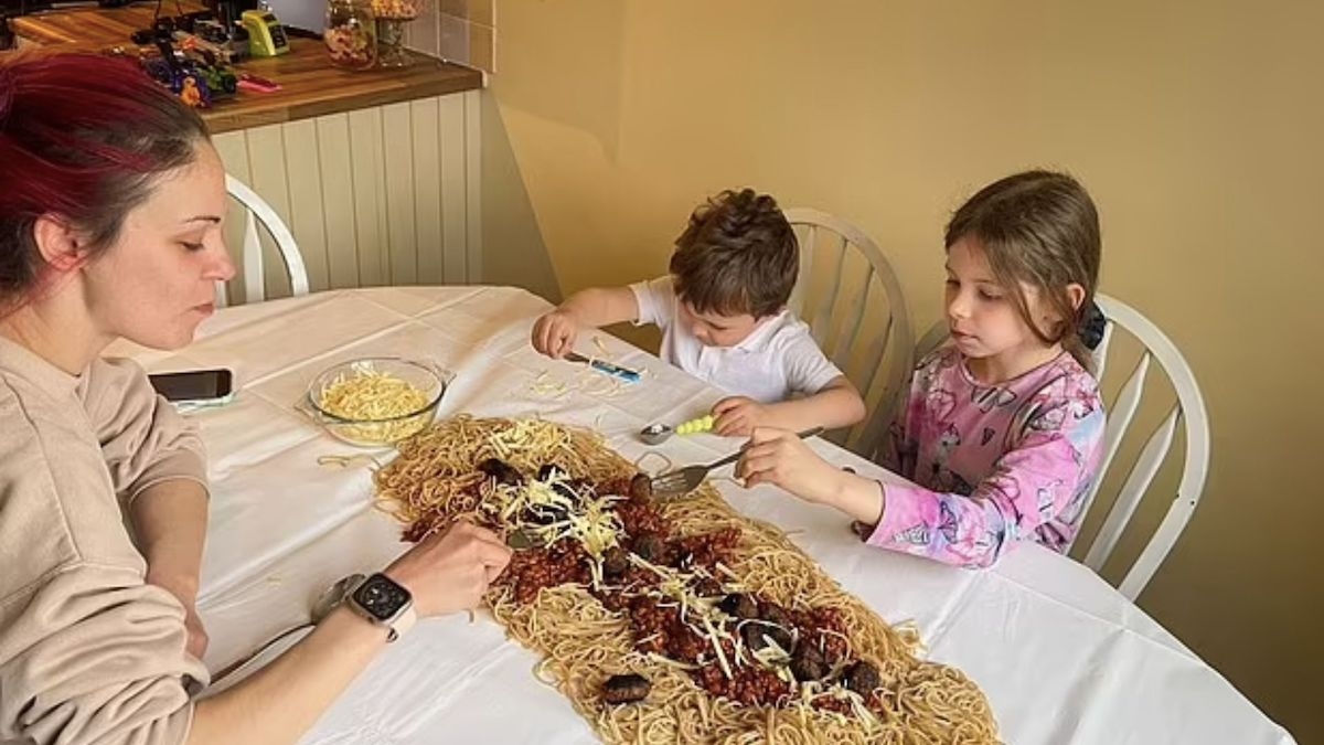 Détestant faire la vaisselle, cette maman sert le dîner de ses enfants directement sur la table