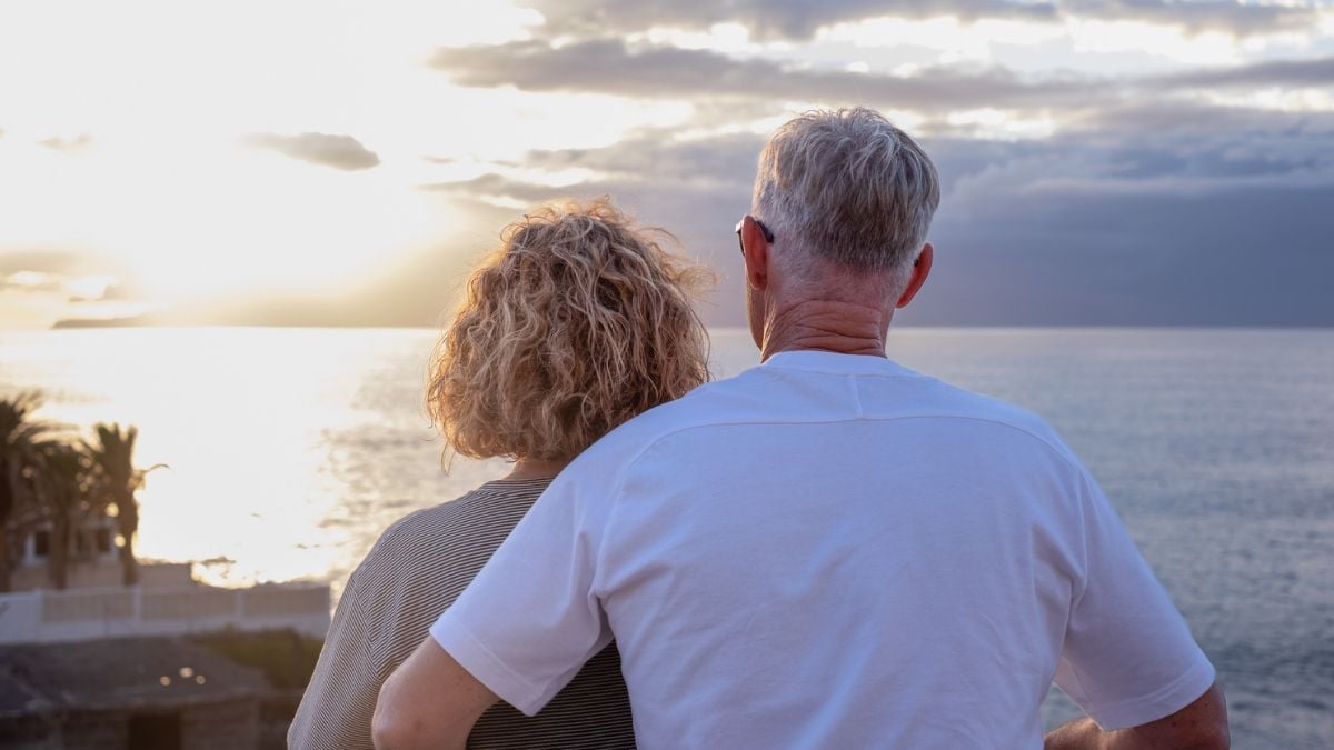 Un couple admirant la mer, depuis son balcon