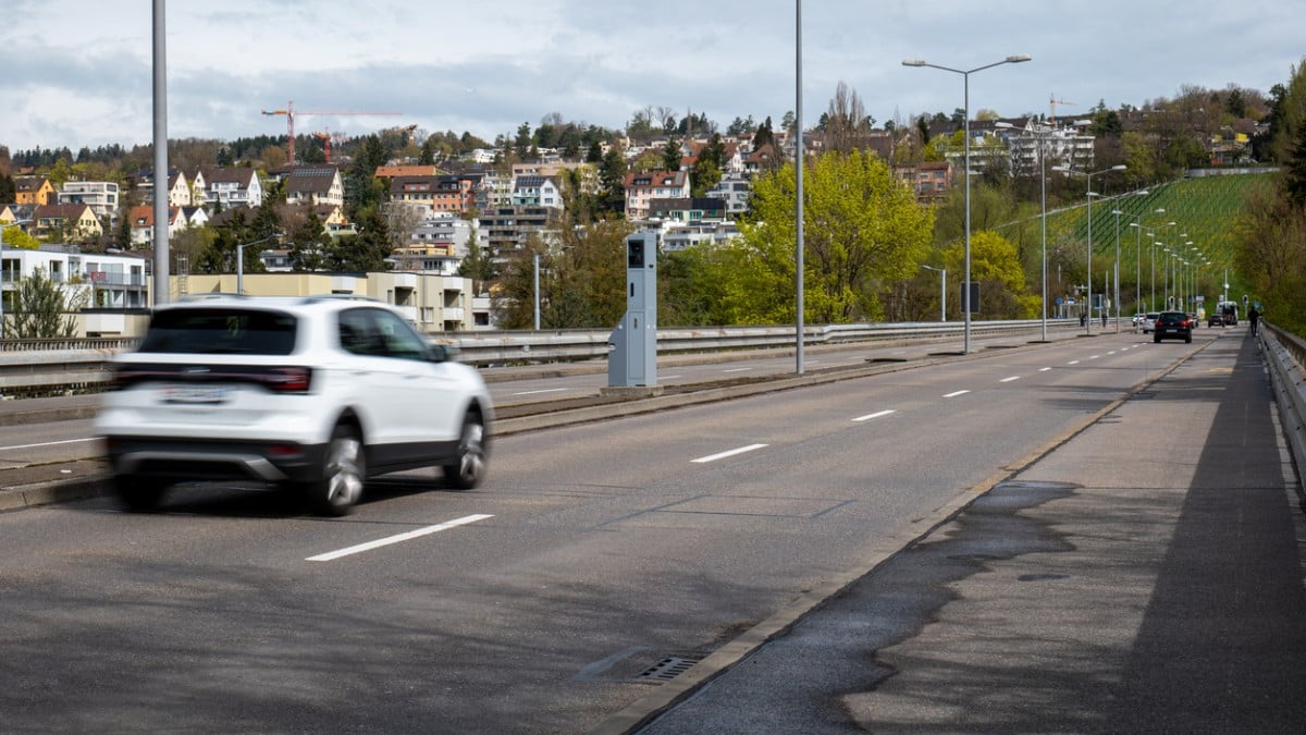 Une voiture passe devant un radar