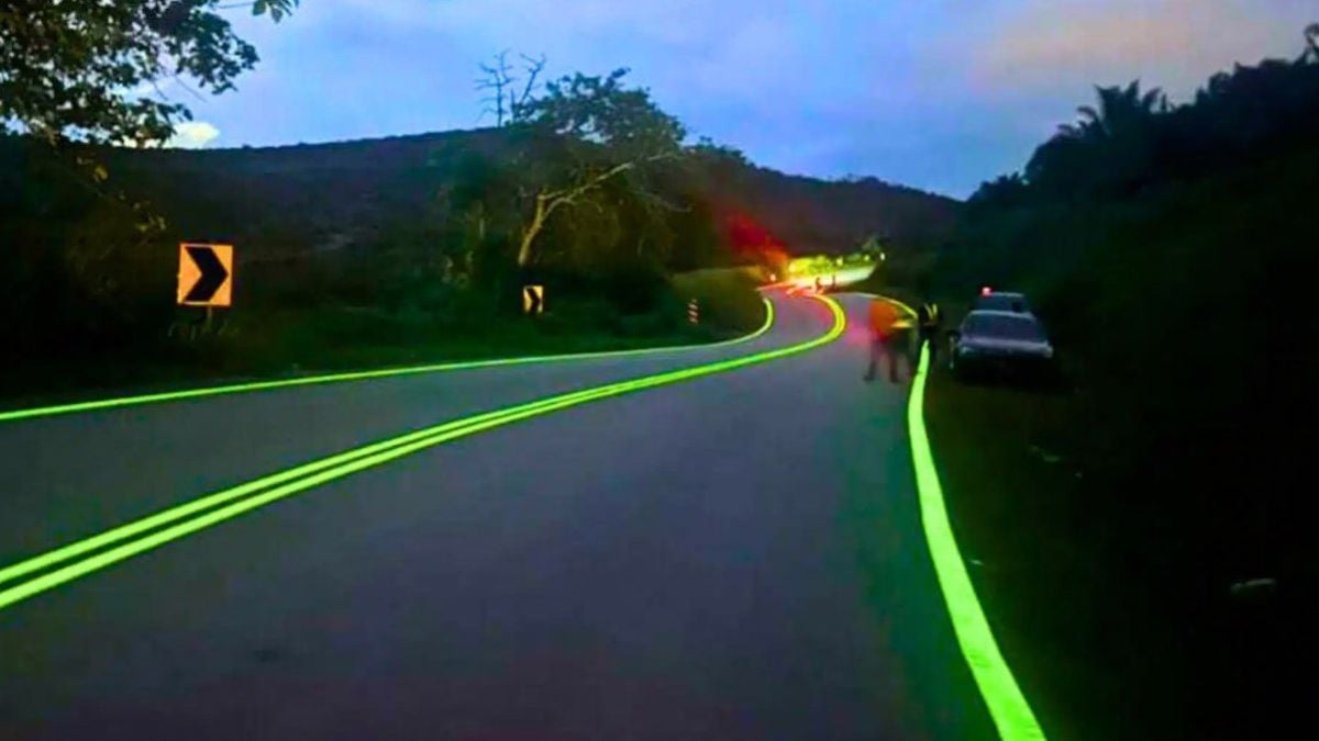 La Malaisie a utilisé une peinture phosphorescente pour rendre ses routes lumineuses dans le noir, mais un gros problème a tout gâché