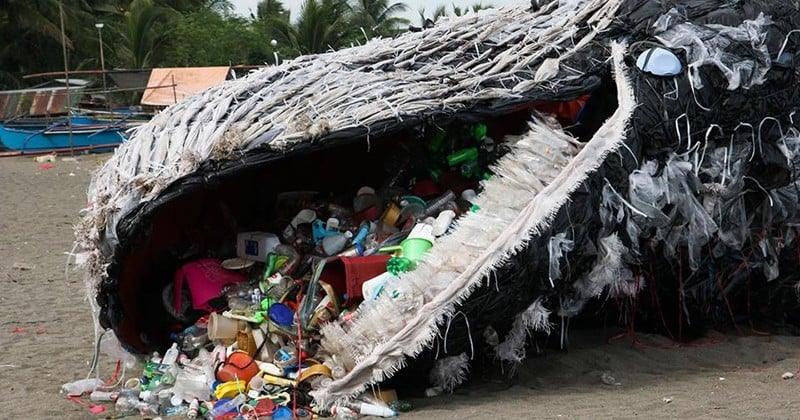 Cette baleine en plastique a été installée par Greenpeace aux Philippines pour alerter sur les dangers de la pollution plastique dans les océans