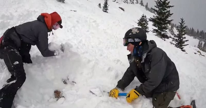 Une vidéo impressionnante montre deux étudiants en train de secourir un chien enseveli sous une avalanche 