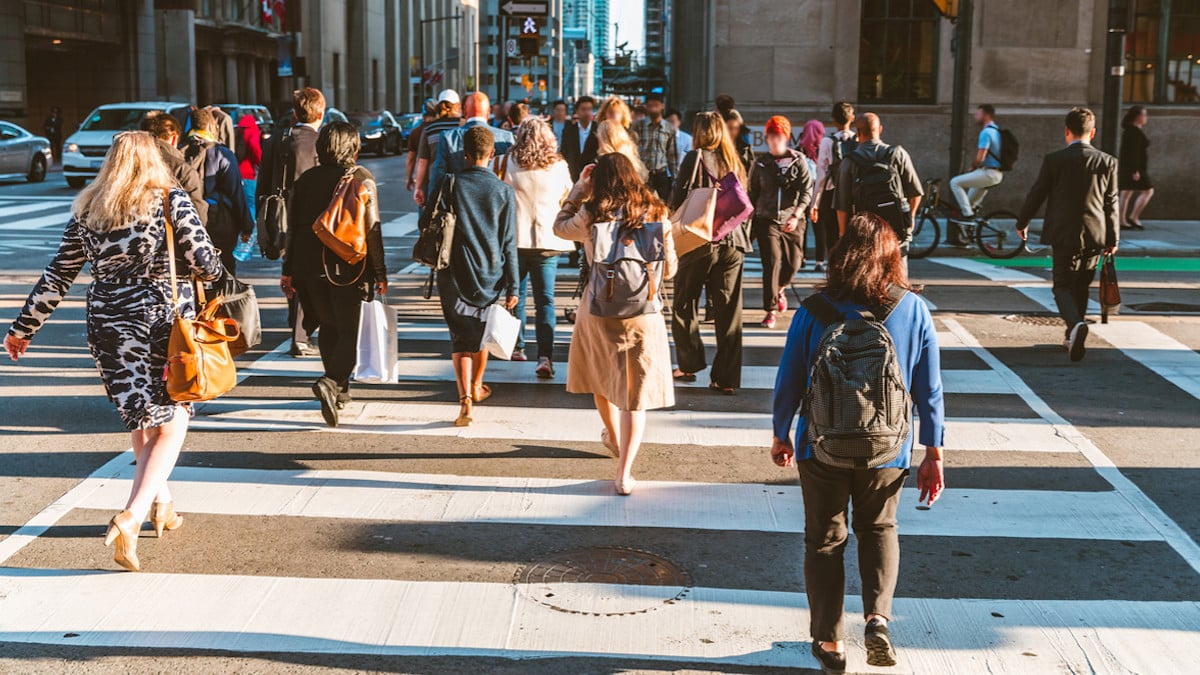 Des passants sur un passage pi&eacute;ton 