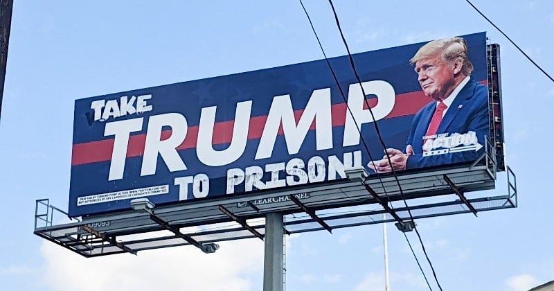 À Houston, un collectif anti-Trump détourne un immense panneau de soutien au président en demandant qu'il aille en prison