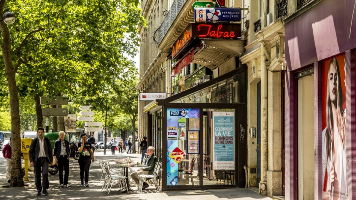 Il veut acheter un ticket déchiré, la buraliste lui en donne un autre à la place... Il gagne 1 million d'euros