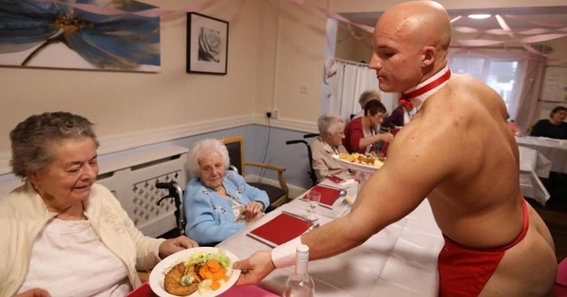 En Angleterre, des hommes en tenue d'Adam servent le dîner dans une maison de retraite