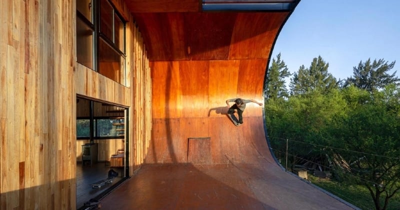 Cet architecte a construit une maison en bois avec une rampe pour pratiquer du skateboard 
