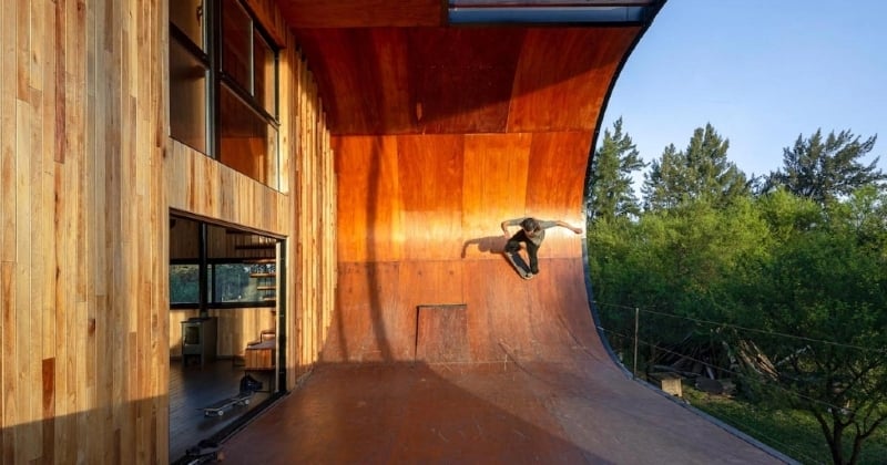 Cet architecte a construit une maison en bois avec une rampe pour pratiquer du skateboard