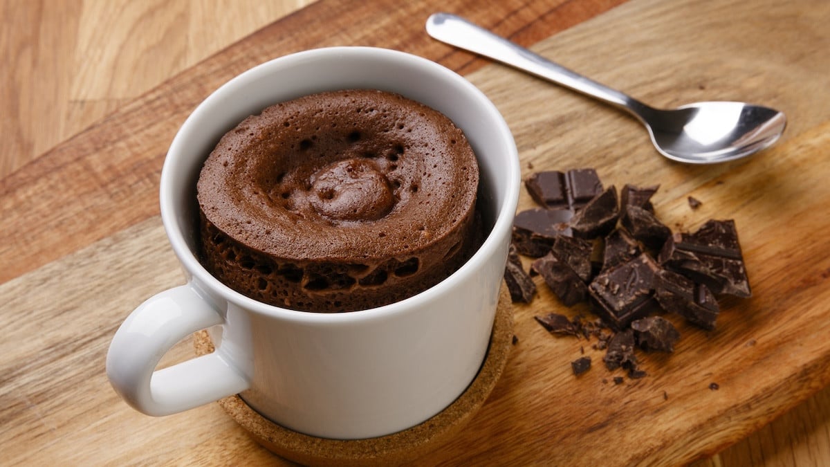 5 minutes top chrono pour réaliser ce mug cake au coeur coulant chocolat !