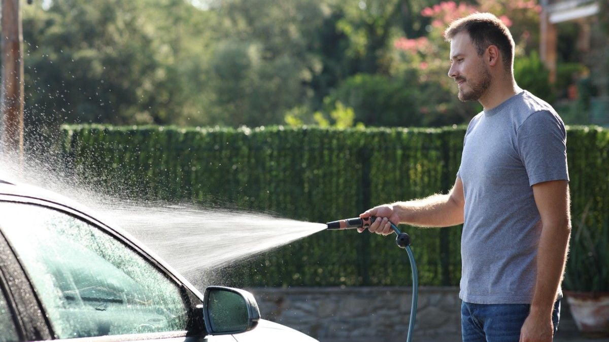 Voici pourquoi vous ne devez jamais laver votre voiture chez vous