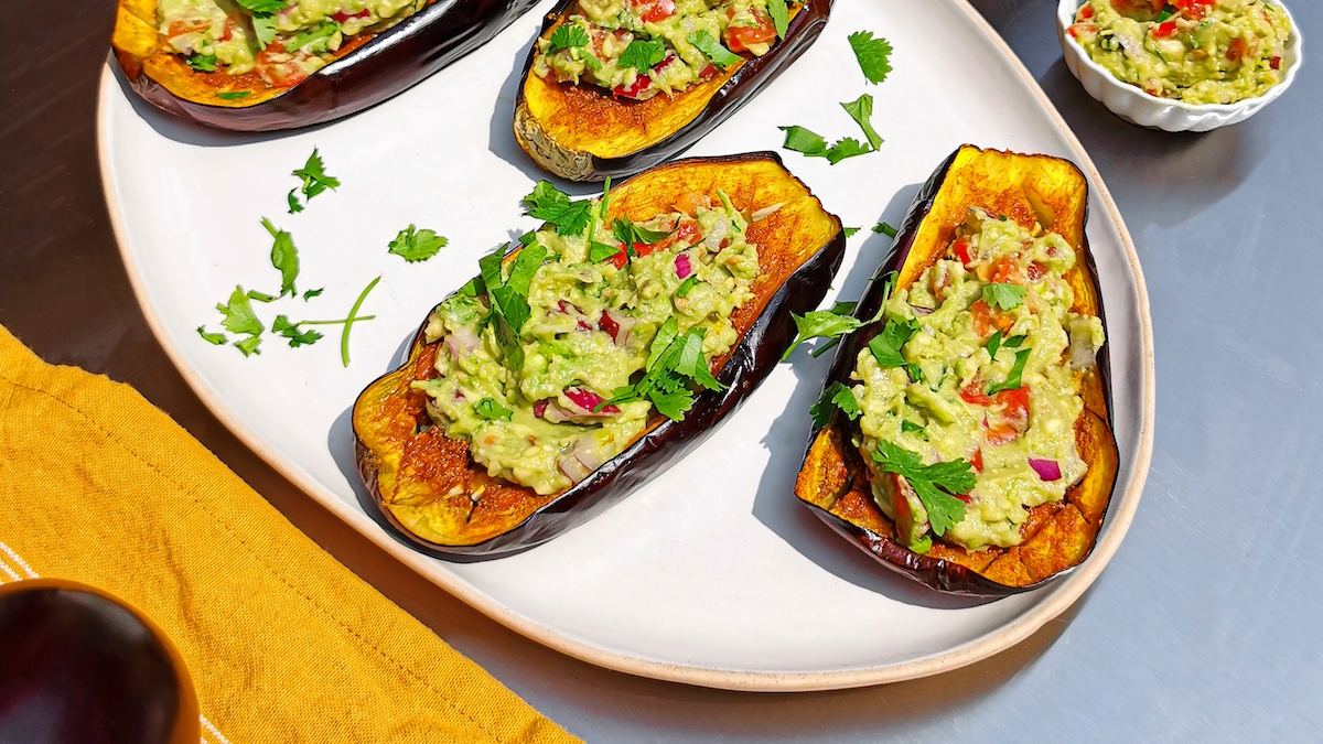 Ces aubergines rôties aux épices servies avec du guacamole maison sont absolument irrésistibles !