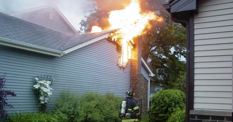 Grâce aux aboiements de son chien, cette famille a pu échapper à l'incendie qui ravageait sa maison