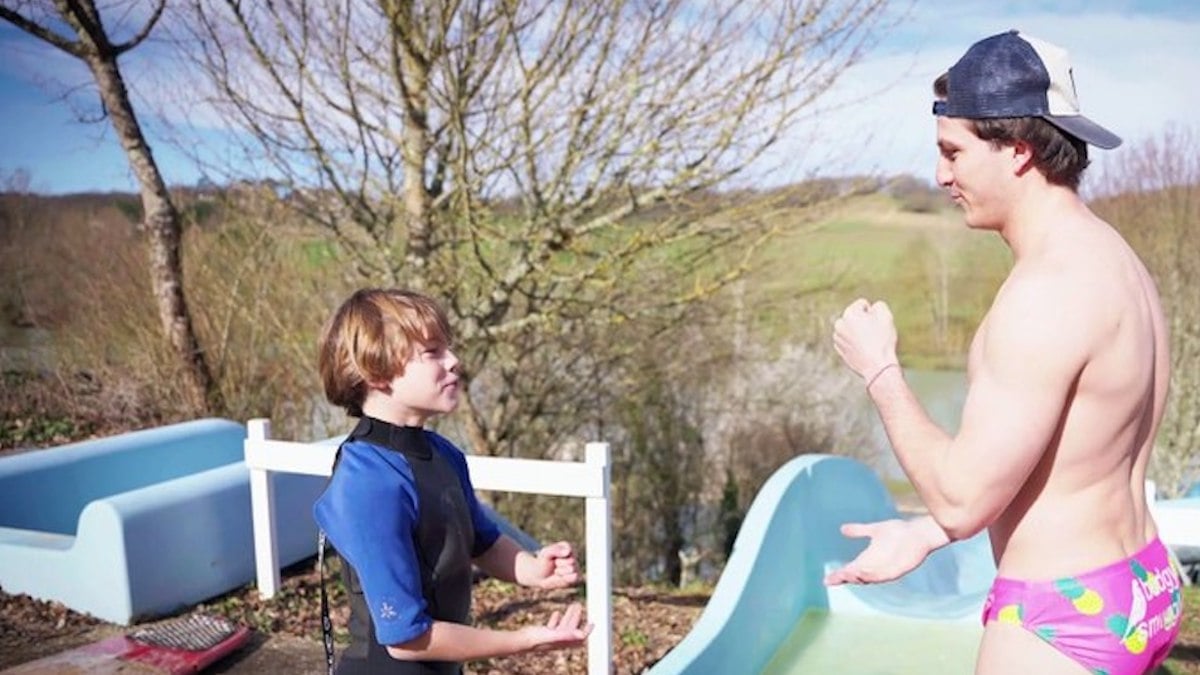 « On habite à Aqualand » : ces deux frères vivent leur meilleure vie dans un parc aquatique abandonné