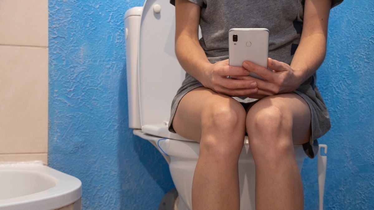 « Bathroom camping » : quelle est cette nouvelle tendance TikTok qui pousse la jeune génération à rester des heures aux toilettes ? 