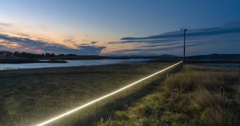 Une ligne lumineuse, censée représenter le futur niveau des océans, installée dans un village écossais pour sensibiliser à la montée des eaux