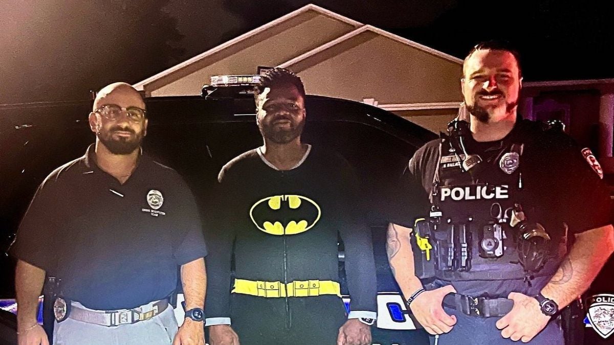 Un Américain vêtu d'un pyjama Batman arrête un cambrioleur en plein vol 
