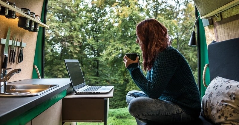 Digital nomades : ce couple fait le tour du monde en travaillant à distance, avec un van aménagé, le rêve !