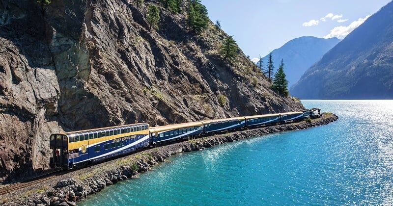 Au Canada, ce train équipé de vitres panoramiques est idéal pour profiter des paysages comme jamais