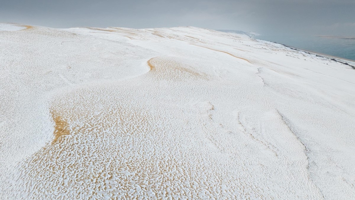 Ce photographe a immortalisé la dune du Pilat recouverte de neige, un spectacle féérique