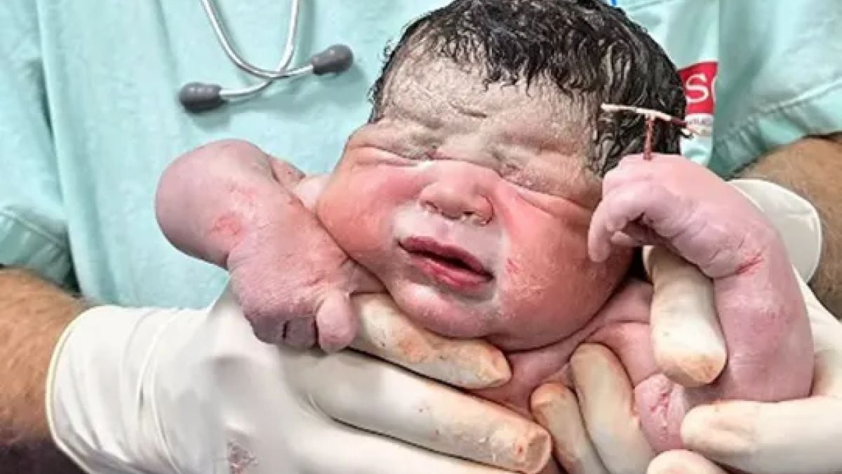 Le bébé avec le stérilet dans la main