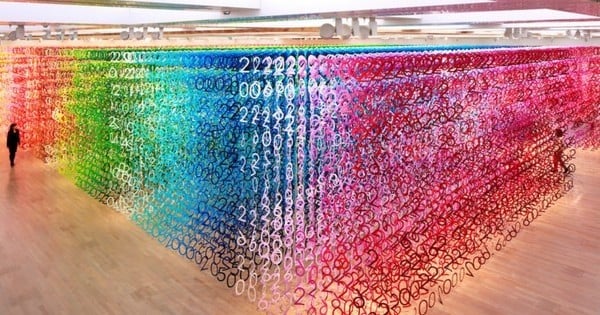 Cette artiste réalise une forêt de chiffres en papier multicolores : une étonnante vision du futur à découvrir absolument