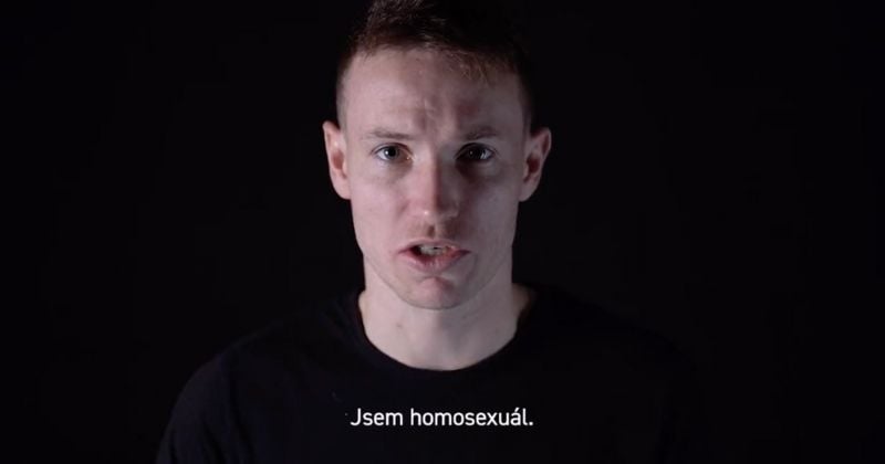 Un footballeur international révèle son homosexualité, une première