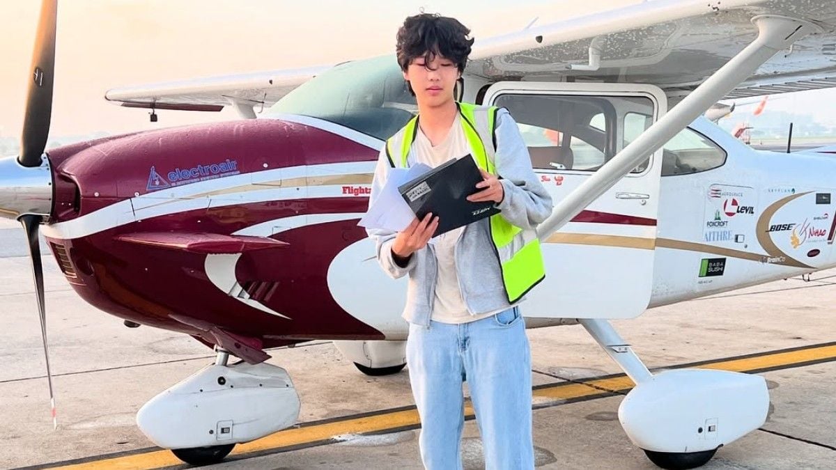 Ethan Guo devant son avion