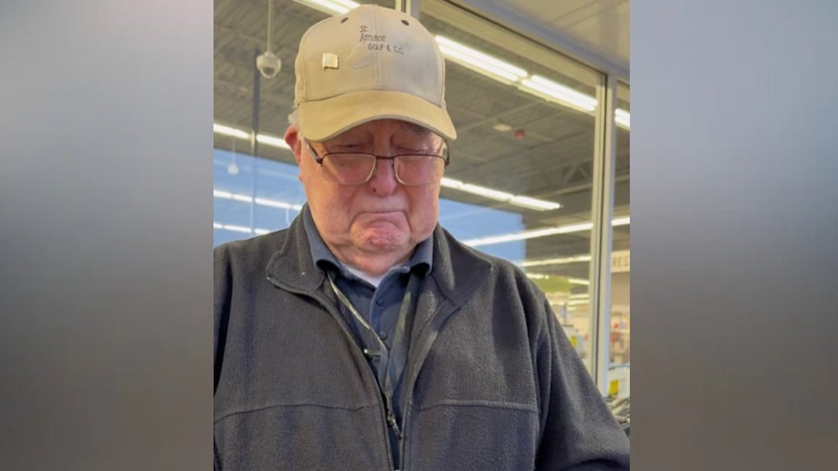 À 88 ans, un vétéran est obligé de travailler comme caissier 8 heures par jour au supermarché après la mort de sa femme