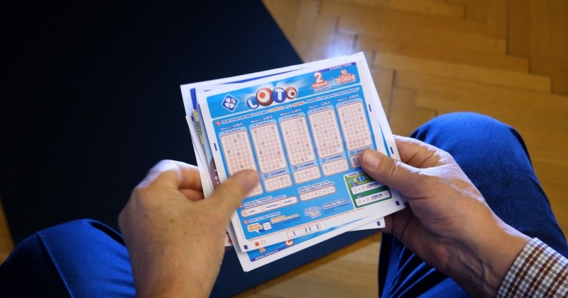 Sur les conseils de son grand-père, une étudiante joue au Loto et remporte 32 millions d'euros