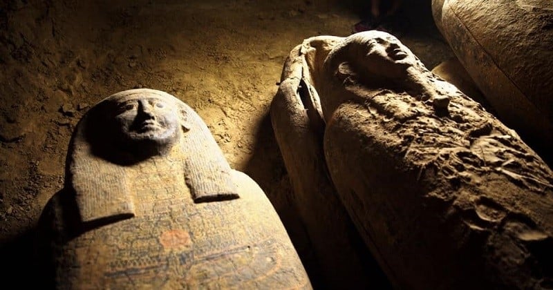 13 sarcophages vieux de 2500 ans et parfaitement conservés ont été découverts en Égypte