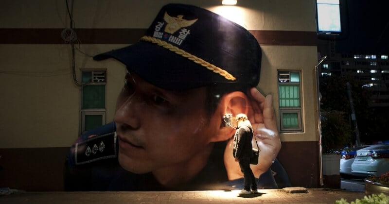 Corée du Sud : des fresques représentant des policiers à l'écoute des téléphones d'urgence installés en ville